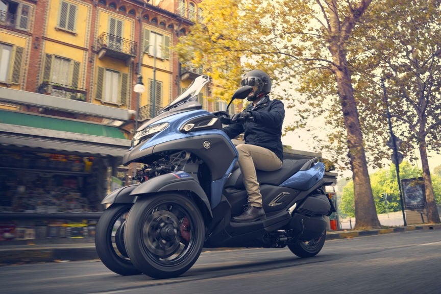 <div class='descrGalleryTitle'>TRICITY 300</div><div class='descrGalleryText'><p>Il tre ruote della Casa giapponese con motore monocilindrico da 300 cc debutta nelle nuove colorazioni petrol blue e sand grey, mentre resta in gamma la colorazione gunmetal grey. Le versioni 2022 del veicolo saranno disponibili da gennaio 2022.</p>
</div>